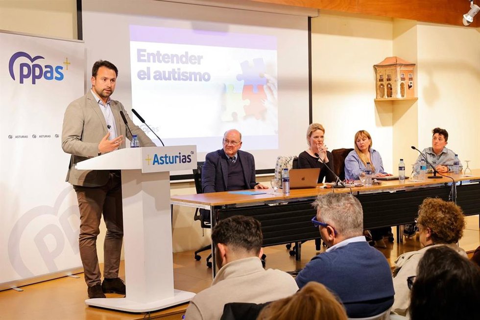 El presidente del PP, Álvaro Queipo clausuró la jornada "Entender el autismo".