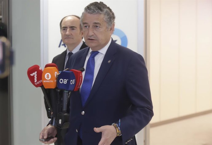 El consejero de Sanidad, Presidencia, y Emergencias de la Junta de Andalucía, Antonio Sanz, durante la reunión del Plan Estratégico de la Autoridad Portuaria Bahía de Algeciras en la sede de la institución. A 27 de abril de 2026 en Cádiz (Andalucía, Españ