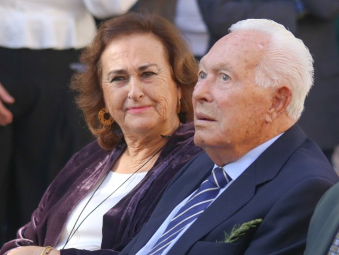 Archivo - Curro Romero durante su homenaje e inauguración de busto, acompañado por Carmen Tello a 29 de Noviembre de 2025 en Camas (Sevilla, España).