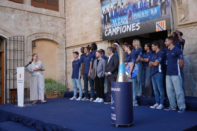 La presidenta del Govern, Marga Prohens, durante la recepción a las jugadoras del Azulmarino Mallorca Palma tras ganar la Liga Challenge.