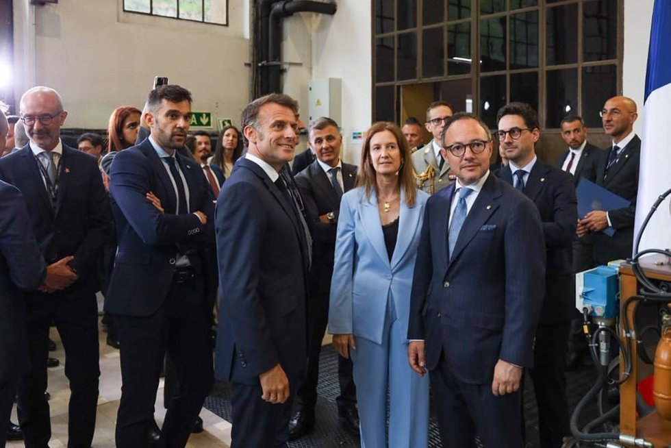 Macron junto a las autoridades andorranas en la central de FEDA