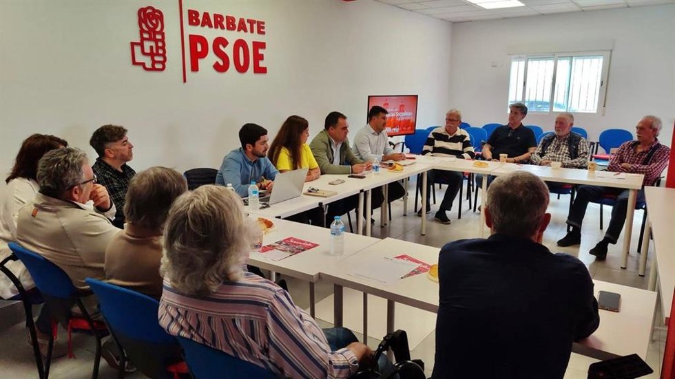 El secretario de Organización del PSOE de Cádiz y candidato número uno al Parlamento de Andalucía, Juan Cornejo, junto al portavoz municipal socialista, Javier Rodríguez, y la diputada provincial Mari Loli Varo.