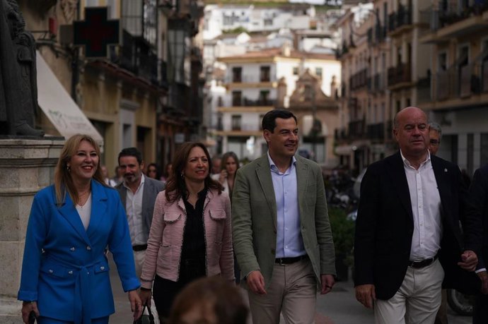 El presidente andaluz y candidato a la reelección, Juanma Moreno, junto a la presidenta del PP de Málaga, Patricia Navarro.