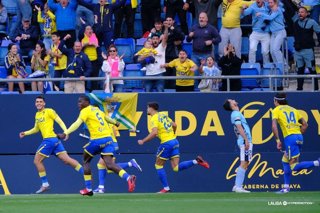 Un doblete de Kirian mete a Las Palmas en 'Playoff' y hunde al Cádiz