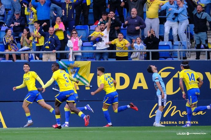 Un doblete de Kirian mete a Las Palmas en 'Playoff' y hunde al Cádiz