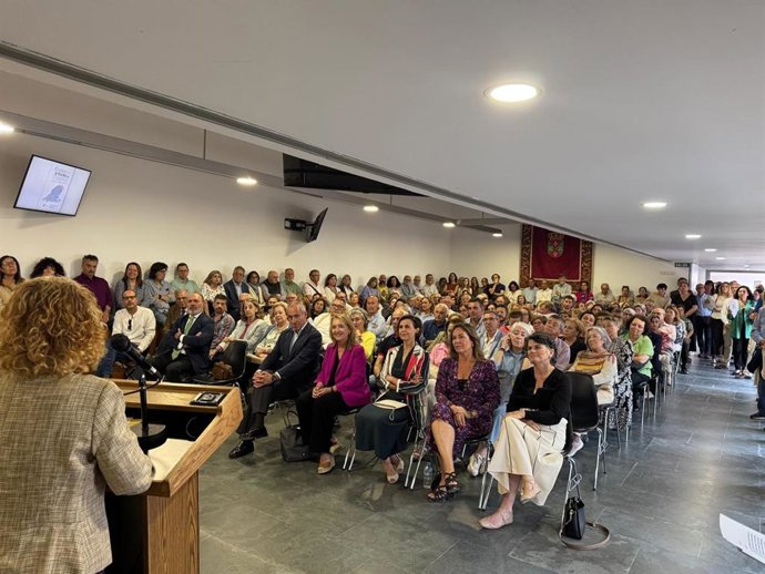 La viceconsejera de Cultura y Deporte, Macarena O'Neill, en su visita a la exposición.