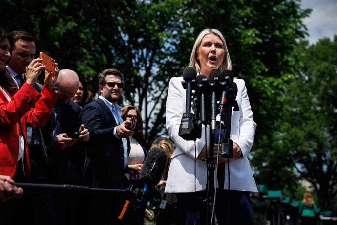 24 de abril de 2026, Washington, Distrito de Columbia, EUA: A secretária de imprensa da Casa Branca, Karoline Leavitt, conversa com repórteres do lado de fora da Ala Oeste da Casa Branca, em Washington, DC, EUA, em 24 de abril de 2026