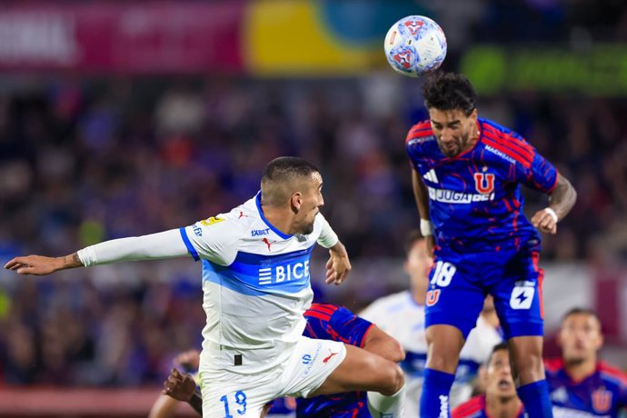 Futbol, Universidad de Chile vs Universidad Catolica. Fecha 11, Liga de Primera 2026. El jugador de Universidad Catolica Branco Ampuero, izquierda, disputa el balon con Juan Martin Lucero de Universidad de Chile  durante el partido de la Liga de Primera