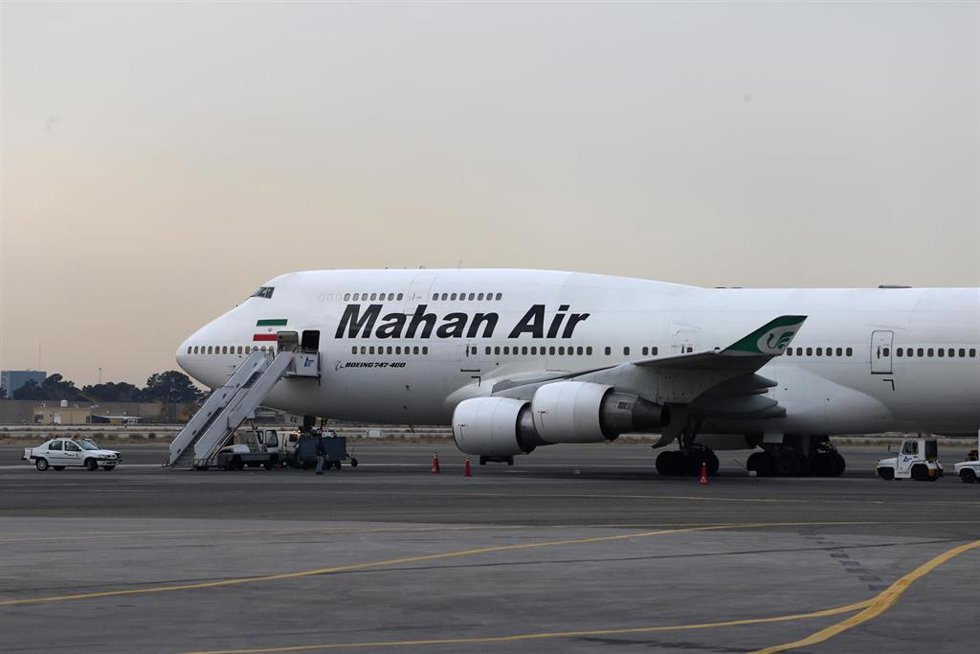Archivo - Un avión de la aerolínea iraní Mahan Airlines estacionado en el Aeropuerto Internacional de Mehrabad, en el oeste de Teherán