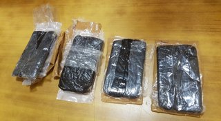 Archivo - Paquetes de hachís ocultos entre ropa incautados por la agencia de Aduanas de Sri Lanka (archivo)