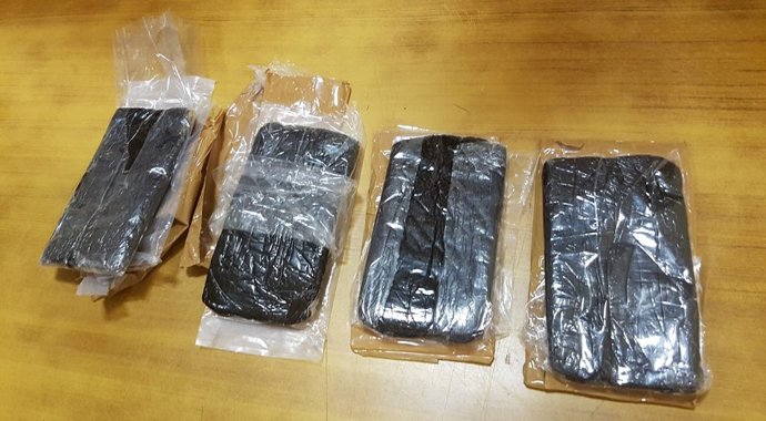 Archivo - Paquetes de hachís ocultos entre ropa incautados por la agencia de Aduanas de Sri Lanka (archivo)