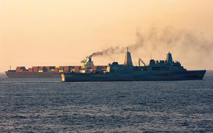 22 de abril de 2026, Mar Arábico, águas internacionais: O navio de transporte anfíbio da classe San Antonio da Marinha dos EUA, USS New Orleans, escolta o navio de carga iraniano M/V Touska após este ter sido abordado e alvejado por violar o bloqueio marí