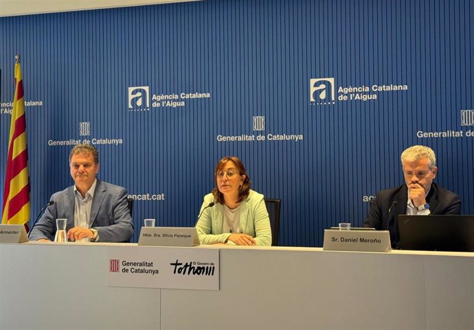 El director de la ACA, Josep Lluís Armenter; la consellera de Territorio y portavoz del Govern, Sílvia Paneque; y el gerent de la ACA, Daniel Meroño, durante la presentación del plan