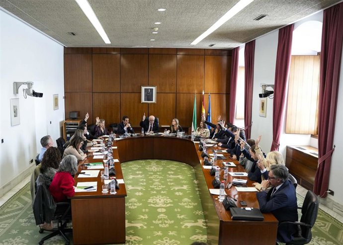 Archivo - Votación en la Diputación Permanente del Parlamento andaluz. (Foto de archivo).