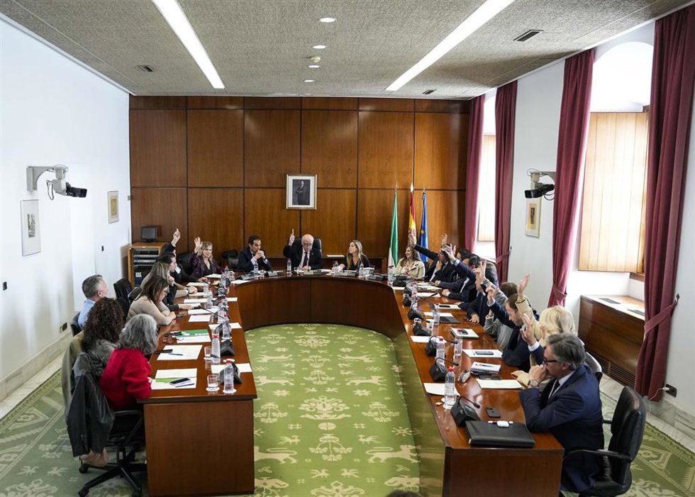 Archivo - Votación en la Diputación Permanente del Parlamento andaluz. (Foto de archivo).