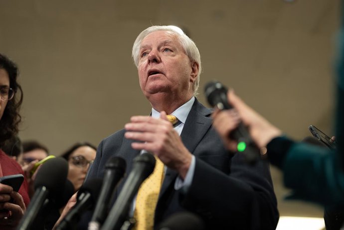 Archivo - Arquivo - 3 de março de 2026, Washington, Distrito de Columbia, EUA: O senador LINDSEY GRAHAM (R-SC) fala com repórteres no corredor do Senado no Capitólio dos EUA, em Washington, D.C., em 3 de março de 2026, após uma reunião informativa do Cong