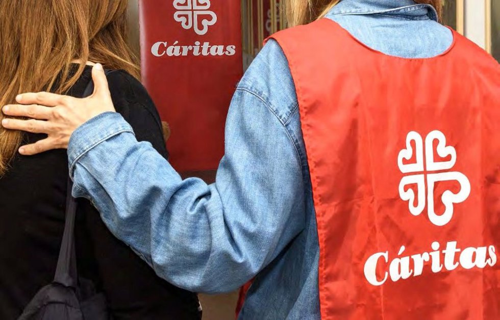 Archivo - Una voluntaria de Cáritas acompañando a una mujer.
