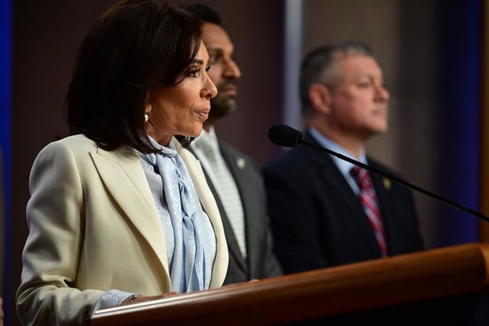 27 de abril de 2026, Washington, Distrito de Columbia, EUA: Jeanine Pirro, procuradora federal do Distrito de Columbia, faz declarações durante uma coletiva de imprensa sobre Cole Tomas Allen, o suspeito do tiroteio ocorrido durante o jantar da Associação