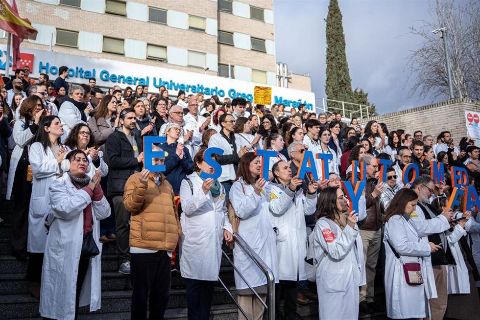 Archivo - Archivo.- Decenas de médicos y personal sanitario durante una concentración, frente al Hospital Gregorio Marañón