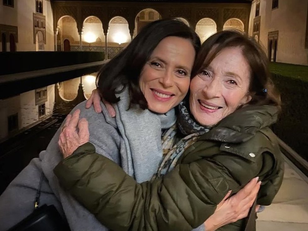 Imagen de Aitana Sánchez-Gijón y su madre compartida por la actriz cuando ganó el Goya de Honor en 2025