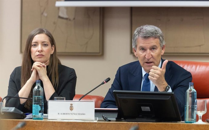 O presidente do PP, Alberto Núñez Feijóo, e a porta-voz do PP no Congresso, Ester Muñoz, inauguram o evento “Um ano após o grande apagão”, em 27 de abril de 2026, em Madri (Espanha). O evento foi organizado pelo Grupo Parlamentar Popular.