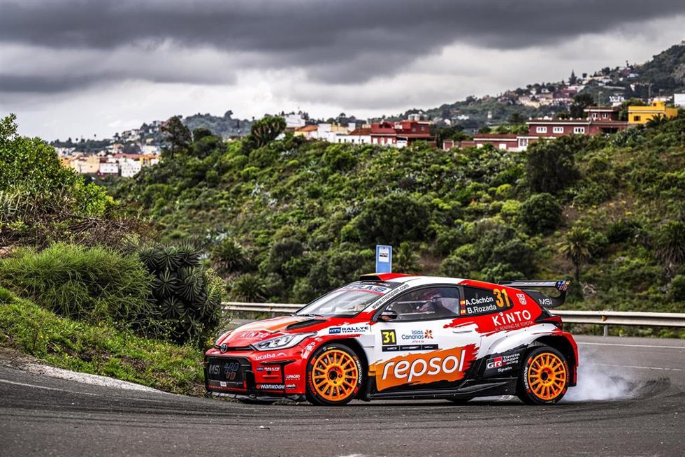 El piloto de rallies español Alejandro Cachón, y su copiloto Borja Rozada, del Repsol Toyota, en el Rally Islas Canarias 2026.