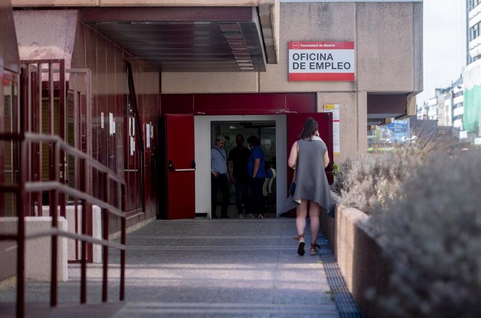 Archivo - Una mujer en la puerta de la oficina del SEPE de Nuevos Ministerios, a 27 de abril de 2023, en Madrid (España). El paro subió en 103.800 personas entre enero y marzo, lo que supone un 3,4% más que en el trimestre anterior, mientras que la ocupac
