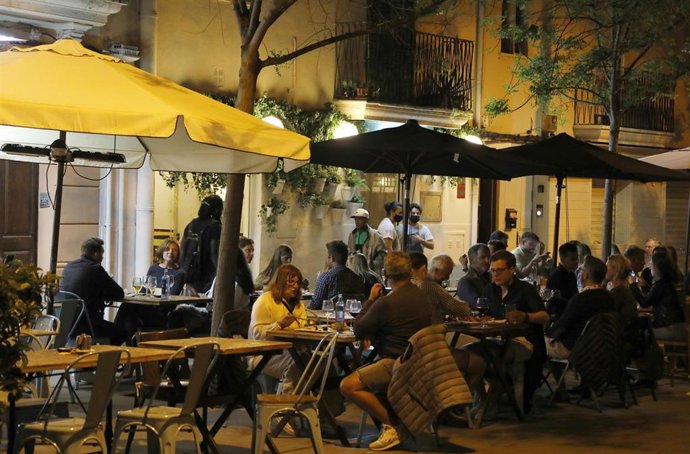 Archivo - 09 May 2021, Spain, Palma: Customers sit on the terrace of a bar in the resort city of Palma. Spain has lifted the six-month-long national state of emergency and curfew, imposed to curb the the coronavirus spread. Photo: Clara Margais/dpa