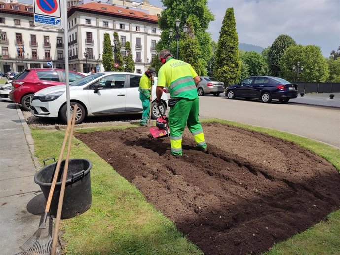 Archivo - Operario. Trabajador. Paro. EPA. Jardinero.