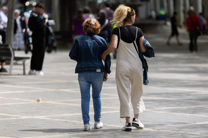 Archivo - Varias personas hacen turismo en una calle de Palma de Mallorca, a 15 de abril de 2024, en Palma de Mallorca, Mallorca, Baleares (España).