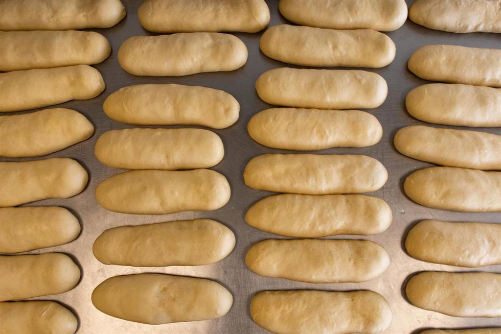 Archivo - Masa en la pastelería ‘Paco Pastel’, a 22 de marzo de 2024, en San Lorenzo de El Escorial, Madrid (España). 