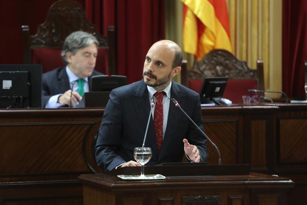 Archivo - El diputado del PSIB en el Parlament Carles Bona en un pleno