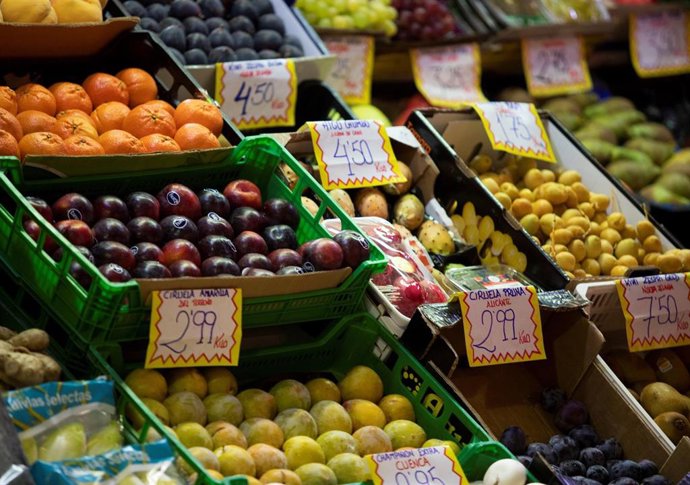 Archivo - Detalle de un puesto de frutas en el mercado de abastos de Triana. 