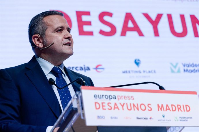 El consejero de Vivienda, Transportes e Infraestructuras, Jorge Rodrigo, participa en un desayuno organizado por Europa Press, a 28 de abril de 2026, en Madrid (España).