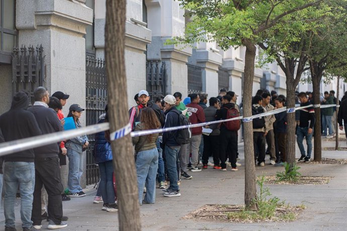 Varias personas hacen cola para conseguir el certificado de vulnerabilidad en una Oficina de Asistencia en Materia de Registro, a 22 de abril de 2026, en Madrid (España). El lunes comenzó de forma presencial la regularización extraordinaria de migrantes i