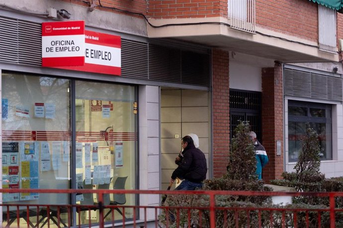 Archivo - Varias personas hacen cola para entrar en una Oficina de Empleo, a 3 de febrero de 2026, en Madrid (España). El paro registrado en las oficinas de los servicios públicos de empleo subió en 30.392 personas en enero en relación al mes anterior (+1