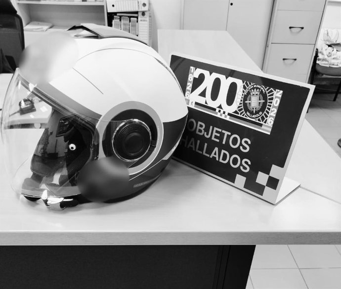 Imagen del casco hallado en La Victoria entregado a la Policía Municipal de Valladolid.
