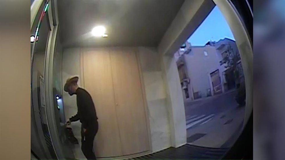 Archivo - El hombre declarado culpable del crimen de un ciudadano francés en Vera (Almería) en una de las imágenes del sumario, cuando extraía dinero de un cajero con una tarjeta de la víctima.