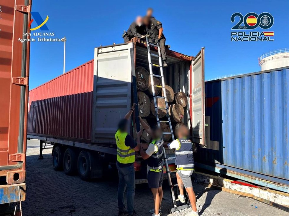 Efectivos de Vigilancia Aduanera y Policía Nacional inspeccionando uno de los contenedores intervenidos en Algeciras con cocaína.