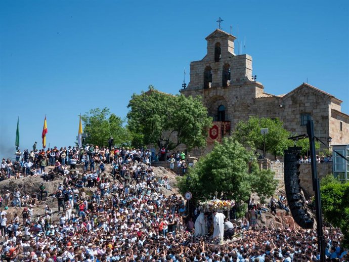 Procesión de la Virgen de la Cabeza durante la romería.