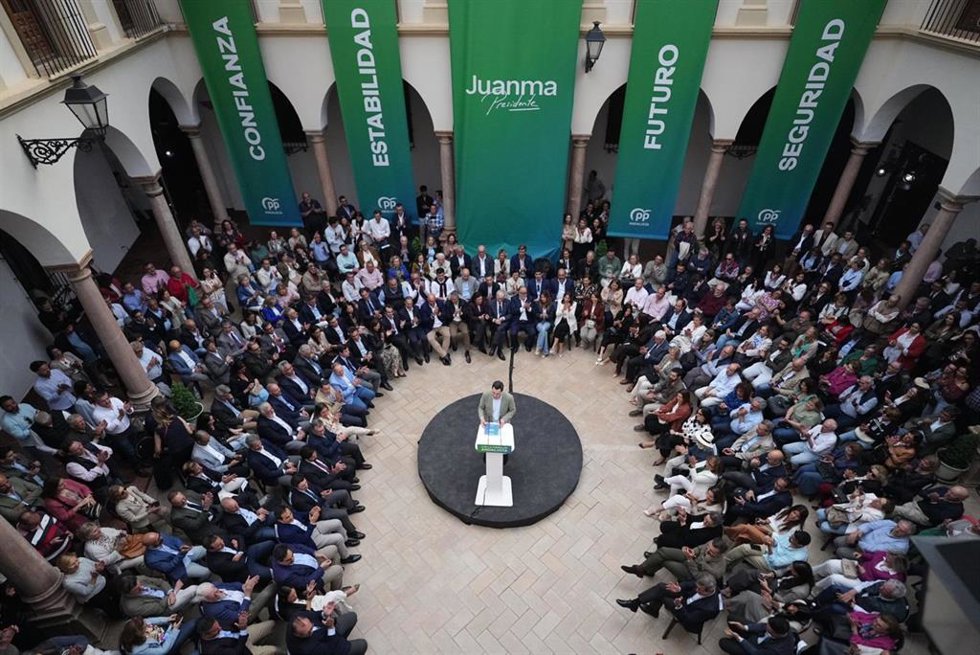 El presidente del PP-A, Juanma Moreno, presenta el programa electoral de su partido para las elecciones del 17 de mayo de 2026 en un acto en Antequera (Málaga).