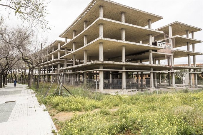 Archivo - Estructura de hormigón en una parcela próxima a Fibes, en foto de archivo.