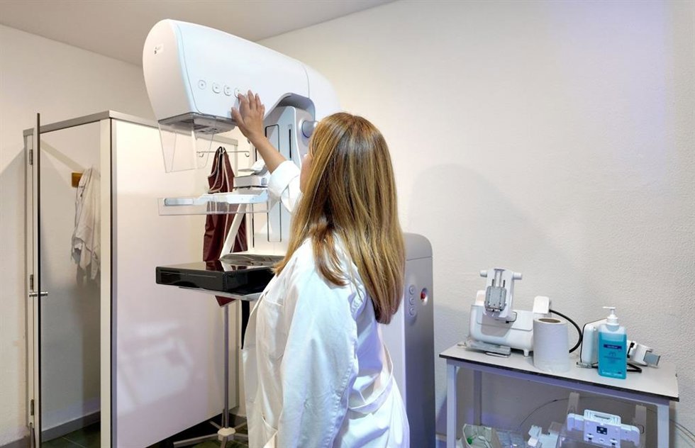 El nuevo mamógrafo digital con contraste en el Área de Radiodiagnóstico del Hospital Universitario Virgen Macarena de Sevilla.