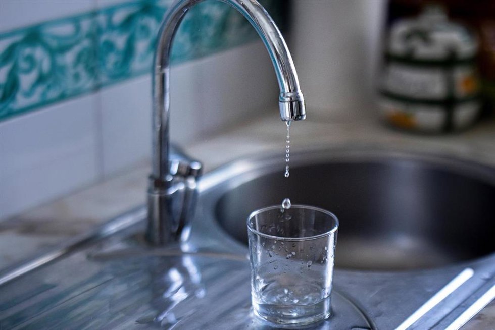 Archivo - Imagen de recurso de un grifo de agua de uso doméstico goteando. 