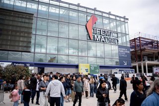 Ciudadanos peruanos residentes en España votan con motivo de las elecciones generales en Perú, en el recinto Ferial de IFEMA, a 12 de abril de 2026, en Madrid (España). 