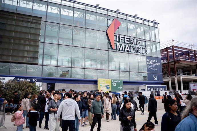 Ciudadanos peruanos residentes en España votan con motivo de las elecciones generales en Perú, en el recinto Ferial de IFEMA, a 12 de abril de 2026, en Madrid (España). 