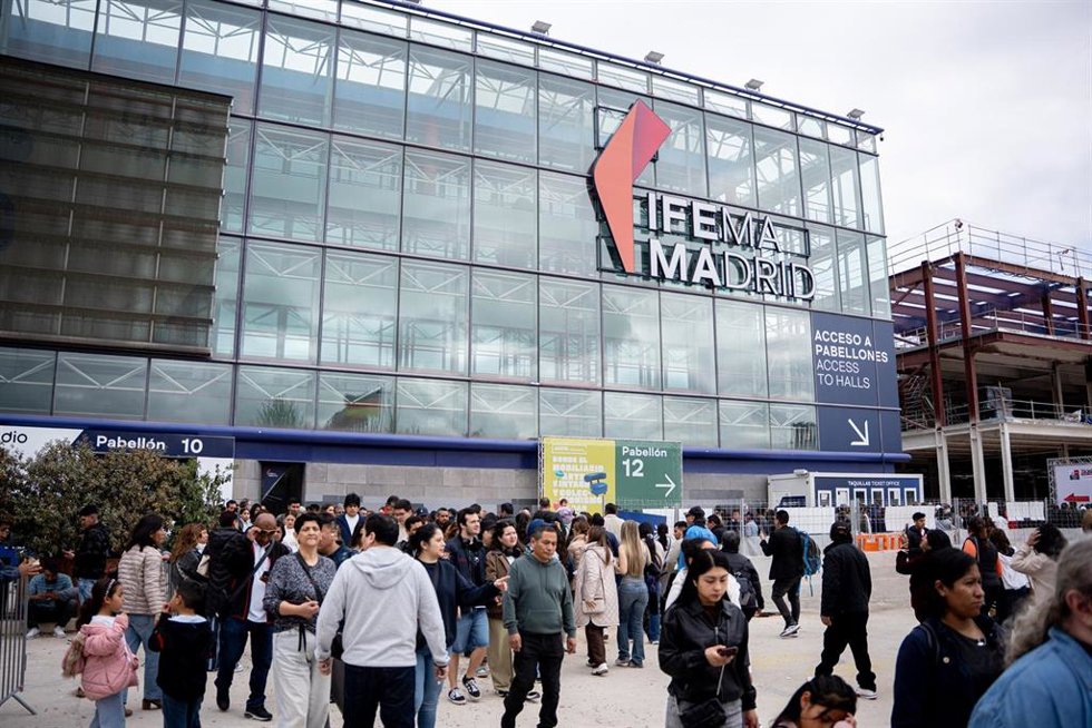 Ciudadanos peruanos residentes en España votan con motivo de las elecciones generales en Perú, en el recinto Ferial de IFEMA, a 12 de abril de 2026, en Madrid (España). 
