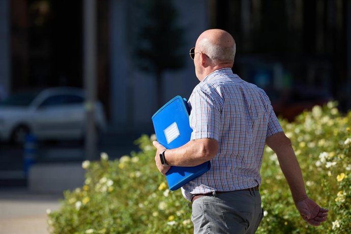 Archivo - Un pensionista caminando por una calle de Madrid 