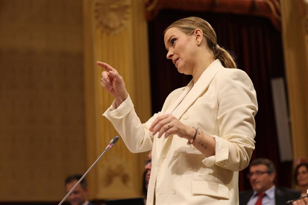 Archivo - La presidenta del Govern balear, Marga Prohens, interviene durante un pleno en el Parlament balear