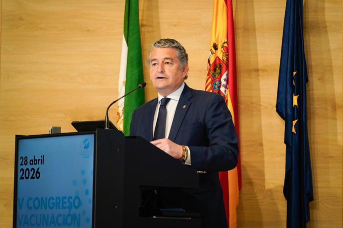 El consejero de Sanidad, Presidencia y Emergencias, Antonio Sanz, interviene y preside en el V Congreso de Vacunación en Andalucía en la Escuela Andaluza de Salud Pública en Granada.